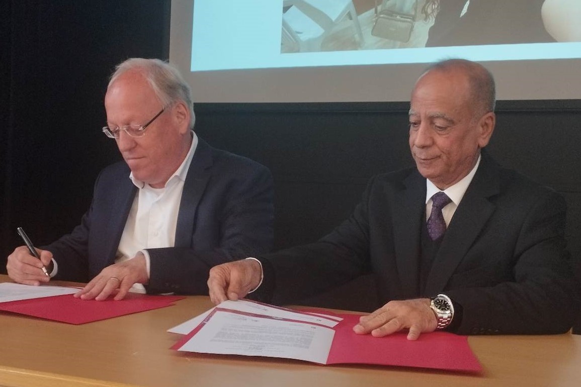 جانب من توقيع الاتفاقية